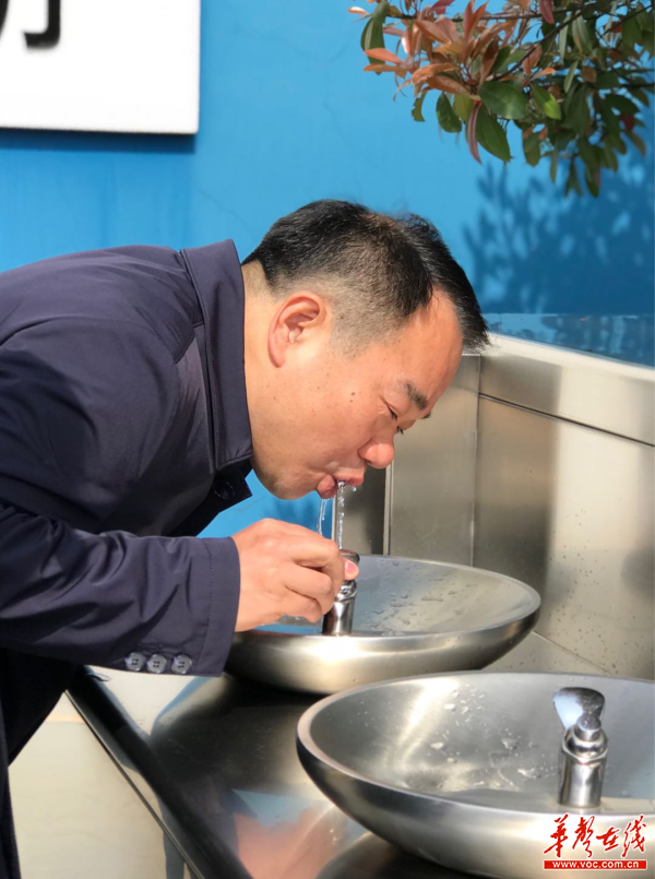 長沙市水務(wù)局黨委書記、局長曹彪在節(jié)水展廳前坪直飲水臺飲用二水廠出廠水。