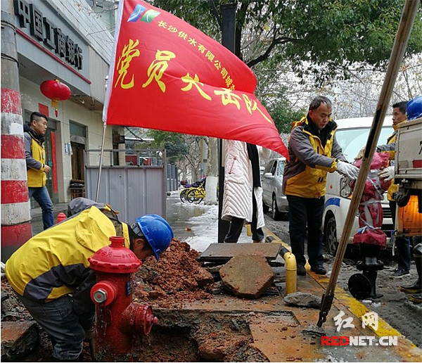 長沙供水有限公司工作人員正對消火栓進行維護。（資料圖）